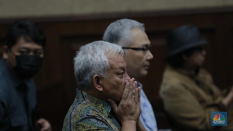 Terdakwa kasus dugaan korupsi pengelolaan tata niaga komoditas timah di wilayah izin usaha pertambangan PT Timah Tbk tahun 2015-2022 Suparta (kiria) dan Reza Andriansyah (kanan) menjalani sidang perdana di Pengadilan Tipikor, Jakarta, Rabu (21/8/2024). (CNBC Indonesia/Muhammad Sabki)