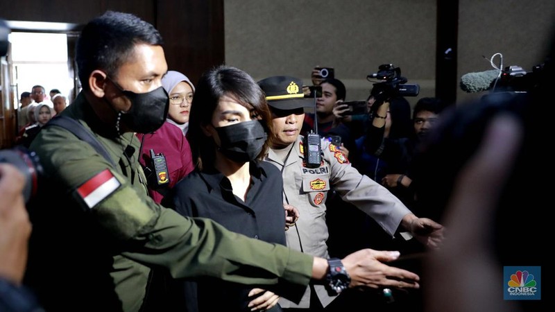 Tersangka kasus dugaan korupsi pengelolaan tata niaga komoditas timah di wilayah IUP PT Timah Tbk tahun 2015–2022, Helena atau yang lebih dikenal dengan Helena Lim tiba di Pengadilan Tindak Pidana Korupsi pada Pengadilan Negeri Jakarta Pusat, Rabu, (21/8/2024). (CNBC Indonesia/Muhammad Sabki)