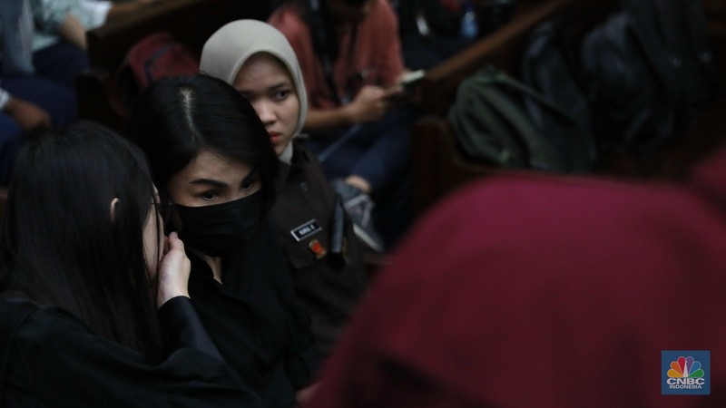 Tersangka kasus dugaan korupsi pengelolaan tata niaga komoditas timah di wilayah IUP PT Timah Tbk tahun 2015–2022, Helena atau yang lebih dikenal dengan Helena Lim tiba di Pengadilan Tindak Pidana Korupsi pada Pengadilan Negeri Jakarta Pusat, Rabu, (21/8/2024). Tersangka kasus dugaan korupsi pengelolaan tata niaga komoditas timah di wilayah IUP PT Timah Tbk tahun 2015–2022, Helena atau yang lebih dikenal dengan Helena Lim tiba di Pengadilan Tindak Pidana Korupsi pada Pengadilan Negeri Jakarta Pusat, Rabu, (21/8/2024). (CNBC Indonesia/Muhammad Sabki)