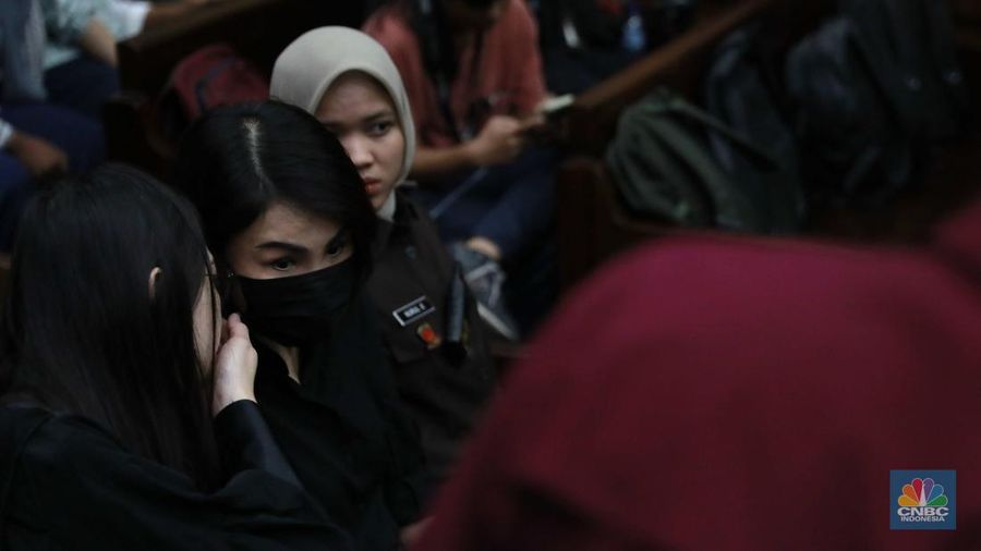 Tersangka kasus dugaan korupsi pengelolaan tata niaga komoditas timah di wilayah IUP PT Timah Tbk tahun 2015–2022, Helena atau yang lebih dikenal dengan Helena Lim tiba di Pengadilan Tindak Pidana Korupsi pada Pengadilan Negeri Jakarta Pusat, Rabu, (21/8/2024). (CNBC Indonesia/Muhammad Sabki)