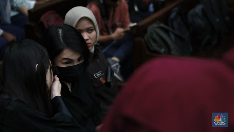 Tersangka kasus dugaan korupsi pengelolaan tata niaga komoditas timah di wilayah IUP PT Timah Tbk tahun 2015–2022, Helena atau yang lebih dikenal dengan Helena Lim tiba di Pengadilan Tindak Pidana Korupsi pada Pengadilan Negeri Jakarta Pusat, Rabu, (21/8/2024). (CNBC Indonesia/Muhammad Sabki)