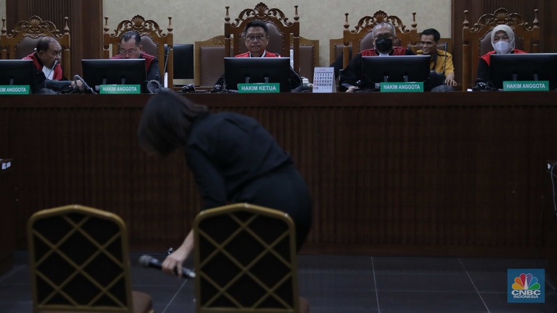 Tersangka kasus dugaan korupsi pengelolaan tata niaga komoditas timah di wilayah IUP PT Timah Tbk tahun 2015–2022, Helena atau yang lebih dikenal dengan Helena Lim tiba di Pengadilan Tindak Pidana Korupsi pada Pengadilan Negeri Jakarta Pusat, Rabu, (21/8/2024). (CNBC Indonesia/Muhammad Sabki)