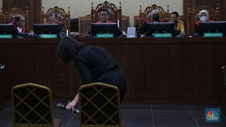 Tersangka kasus dugaan korupsi pengelolaan tata niaga komoditas timah di wilayah IUP PT Timah Tbk tahun 2015–2022, Helena atau yang lebih dikenal dengan Helena Lim tiba di Pengadilan Tindak Pidana Korupsi pada Pengadilan Negeri Jakarta Pusat, Rabu, (21/8/2024). (CNBC Indonesia/Muhammad Sabki)