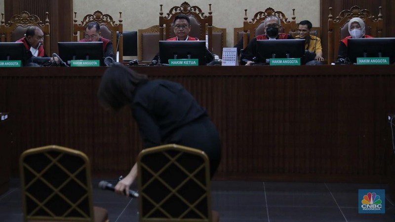 Tersangka kasus dugaan korupsi pengelolaan tata niaga komoditas timah di wilayah IUP PT Timah Tbk tahun 2015–2022, Helena atau yang lebih dikenal dengan Helena Lim tiba di Pengadilan Tindak Pidana Korupsi pada Pengadilan Negeri Jakarta Pusat, Rabu, (21/8/2024). (CNBC Indonesia/Muhammad Sabki)