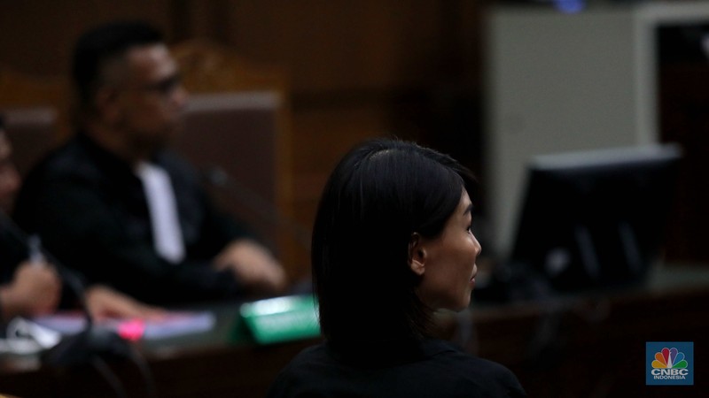Tersangka kasus dugaan korupsi pengelolaan tata niaga komoditas timah di wilayah IUP PT Timah Tbk tahun 2015–2022, Helena atau yang lebih dikenal dengan Helena Lim tiba di Pengadilan Tindak Pidana Korupsi pada Pengadilan Negeri Jakarta Pusat, Rabu, (21/8/2024). Tersangka kasus dugaan korupsi pengelolaan tata niaga komoditas timah di wilayah IUP PT Timah Tbk tahun 2015–2022, Helena atau yang lebih dikenal dengan Helena Lim tiba di Pengadilan Tindak Pidana Korupsi pada Pengadilan Negeri Jakarta Pusat, Rabu, (21/8/2024). (CNBC Indonesia/Muhammad Sabki)
