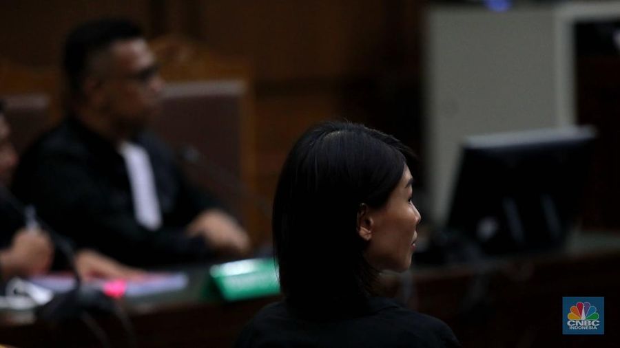 Tersangka kasus dugaan korupsi pengelolaan tata niaga komoditas timah di wilayah IUP PT Timah Tbk tahun 2015–2022, Helena atau yang lebih dikenal dengan Helena Lim tiba di Pengadilan Tindak Pidana Korupsi pada Pengadilan Negeri Jakarta Pusat, Rabu, (21/8/2024). (CNBC Indonesia/Muhammad Sabki)