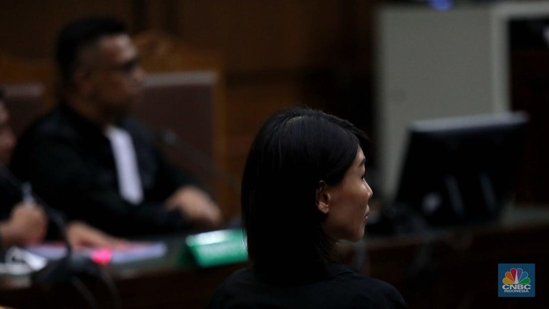 Tersangka kasus dugaan korupsi pengelolaan tata niaga komoditas timah di wilayah IUP PT Timah Tbk tahun 2015–2022, Helena atau yang lebih dikenal dengan Helena Lim tiba di Pengadilan Tindak Pidana Korupsi pada Pengadilan Negeri Jakarta Pusat, Rabu, (21/8/2024). (CNBC Indonesia/Muhammad Sabki)