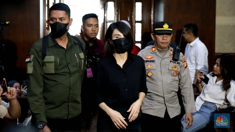 Tersangka kasus dugaan korupsi pengelolaan tata niaga komoditas timah di wilayah IUP PT Timah Tbk tahun 2015–2022, Helena atau yang lebih dikenal dengan Helena Lim tiba di Pengadilan Tindak Pidana Korupsi pada Pengadilan Negeri Jakarta Pusat, Rabu, (21/8/2024). Tersangka kasus dugaan korupsi pengelolaan tata niaga komoditas timah di wilayah IUP PT Timah Tbk tahun 2015–2022, Helena atau yang lebih dikenal dengan Helena Lim tiba di Pengadilan Tindak Pidana Korupsi pada Pengadilan Negeri Jakarta Pusat, Rabu, (21/8/2024). (CNBC Indonesia/Muhammad Sabki)