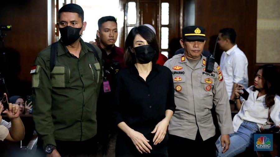 Tersangka kasus dugaan korupsi pengelolaan tata niaga komoditas timah di wilayah IUP PT Timah Tbk tahun 2015–2022, Helena atau yang lebih dikenal dengan Helena Lim tiba di Pengadilan Tindak Pidana Korupsi pada Pengadilan Negeri Jakarta Pusat, Rabu, (21/8/2024). (CNBC Indonesia/Muhammad Sabki)