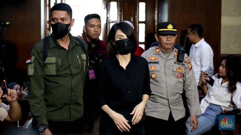 Tersangka kasus dugaan korupsi pengelolaan tata niaga komoditas timah di wilayah IUP PT Timah Tbk tahun 2015–2022, Helena atau yang lebih dikenal dengan Helena Lim tiba di Pengadilan Tindak Pidana Korupsi pada Pengadilan Negeri Jakarta Pusat, Rabu, (21/8/2024). (CNBC Indonesia/Muhammad Sabki)