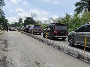 Kendaraan Warga Masih Terjebak Macet di Jalinsum Asahan gegara Ada Pengecoran