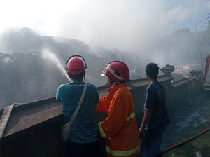 Gunungan Sampah TPA Sente Kembali Terbakar, Asap Pekat Masuk Pemukiman