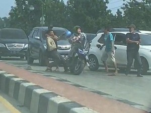 Viral! Pemotor di Bandar Lampung Dikeroyok Dua Pak Ogah Depan Anak-Istrinya