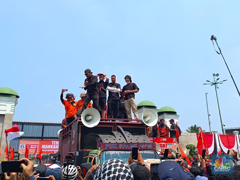 Sejumlah komedian ikut serta turun menggelar aksi demonstrasi menolak pengesahan Revisi UU Pilkada di depan Gedung DPR RI, Jakarta, hari ini, Kamis (22/8/2024). (CNBC Indonesia/Muhammad Sabki)