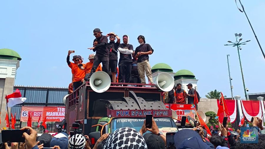 4 Komika naik ke atas mobil komando, Azis Doa Ibu, Abdur, Arie Kriting, Bintang Emon. (CNBC Indonesia/Martyasari Rizky)