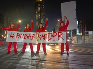 Berkostum Money Heist, 4 Mahasiswa Lampung Gelar Aksi Diam Minta DPR Bubar