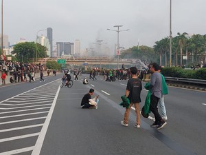 Massa Demo Masuk Tol Dalam Kota, Kendaraan Diarahkan Putar Balik