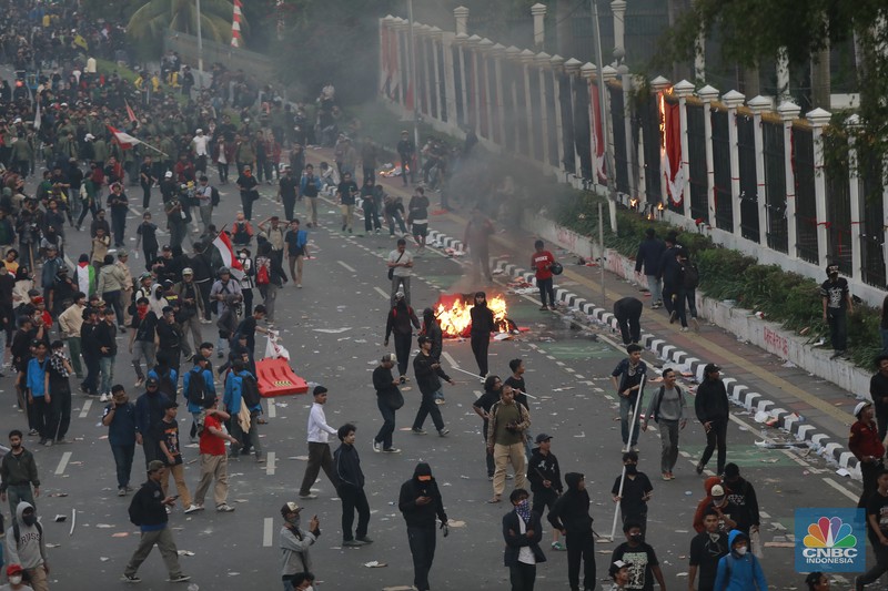 Aksi massa demo darurat Indonesia di area Gedung DPR/MPR mulai menguasai dan memasuki wilayah Jalan Tol Dalam Kota, Kamis (22/8/2024). (CNBC Indonesia/Muhammad Sabki)