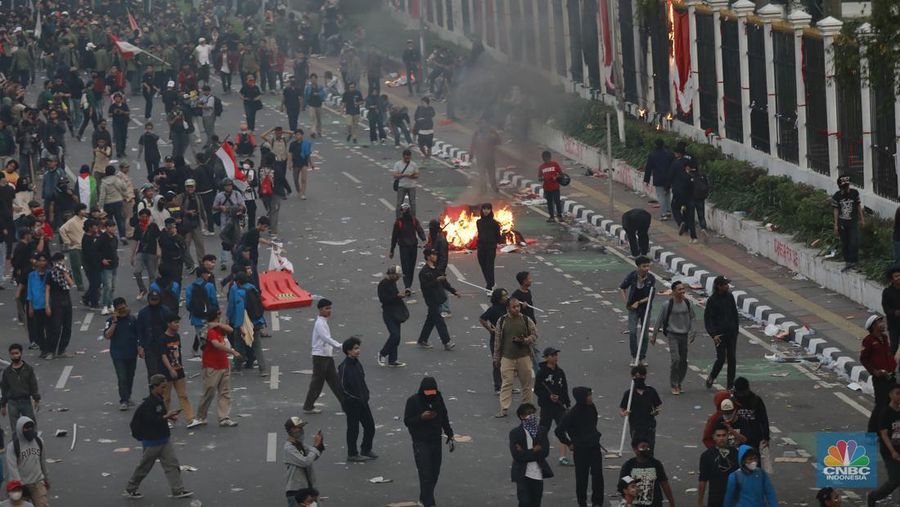 Aksi massa demo darurat Indonesia di area Gedung DPR/MPR mulai menguasai dan memasuki wilayah Jalan Tol Dalam Kota, Kamis (22/8/2024). (CNBC Indonesia/Muhammad Sabki)