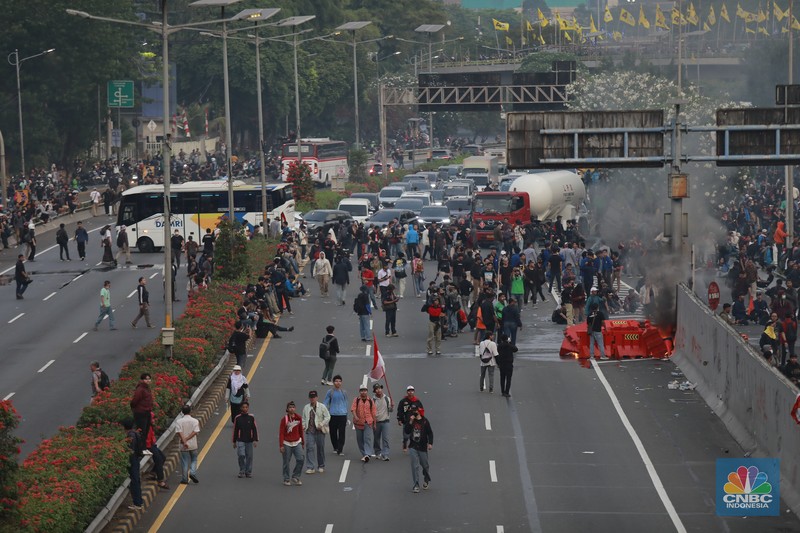Aksi massa demo darurat Indonesia di area Gedung DPR/MPR mulai menguasai dan memasuki wilayah Jalan Tol Dalam Kota, Kamis (22/8/2024). (CNBC Indonesia/Muhammad Sabki) Aksi massa demo darurat Indonesia di area Gedung DPR/MPR mulai menguasai dan memasuki wilayah Jalan Tol Dalam Kota, Kamis (22/8/2024). (CNBC Indonesia/Muhammad Sabki)