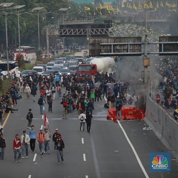 Penampakan Terkini Demo Panas di DPR, Massa Masuk Jalan Tol Dalam Kota