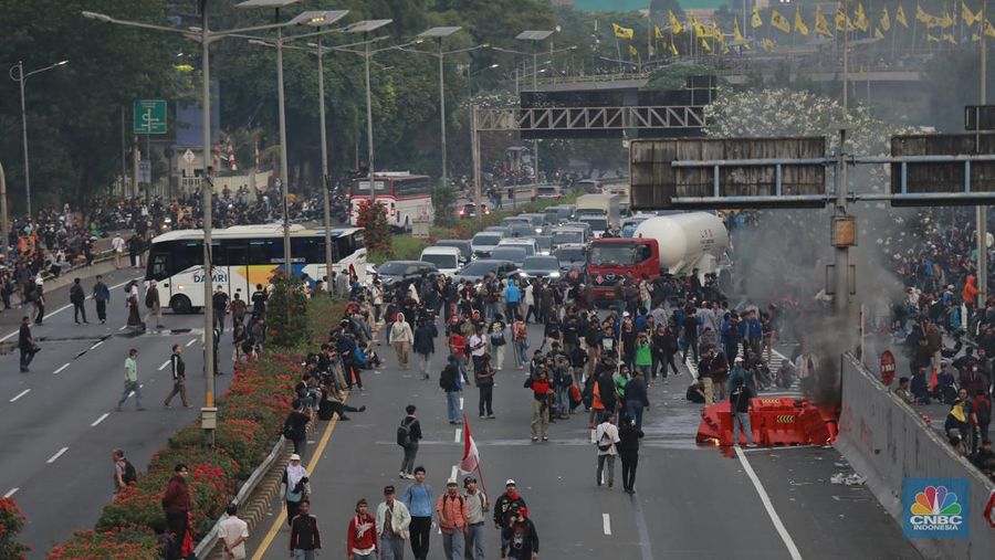 Aksi massa demo darurat Indonesia di area Gedung DPR/MPR mulai menguasai dan memasuki wilayah Jalan Tol Dalam Kota, Kamis (22/8/2024). (CNBC Indonesia/Muhammad Sabki)
