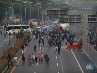 Penampakan Terkini Demo Panas di DPR, Massa Masuk Jalan Tol Dalam Kota