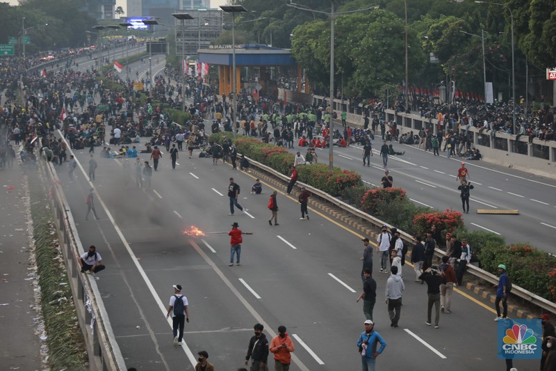 Aksi massa demo darurat Indonesia di area Gedung DPR/MPR mulai menguasai dan memasuki wilayah Jalan Tol Dalam Kota, Kamis (22/8/2024). (CNBC Indonesia/Muhammad Sabki)
