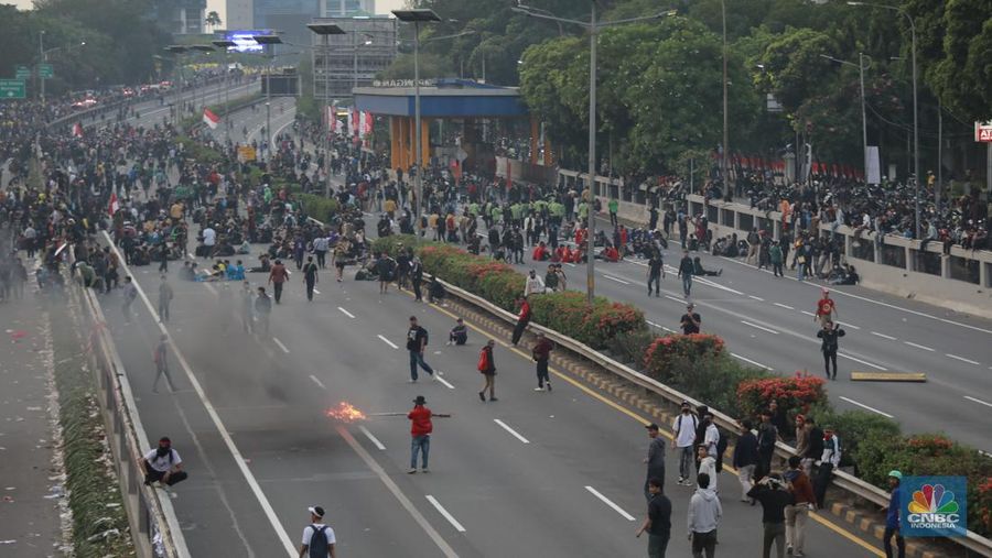 Aksi massa demo darurat Indonesia di area Gedung DPR/MPR mulai menguasai dan memasuki wilayah Jalan Tol Dalam Kota, Kamis (22/8/2024). (CNBC Indonesia/Muhammad Sabki)
