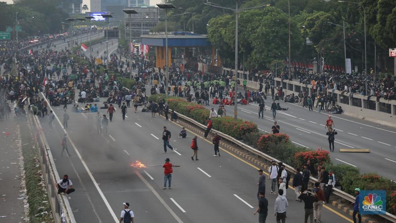 Aksi massa demo darurat Indonesia di area Gedung DPR/MPR mulai menguasai dan memasuki wilayah Jalan Tol Dalam Kota, Kamis (22/8/2024). (CNBC Indonesia/Muhammad Sabki)
