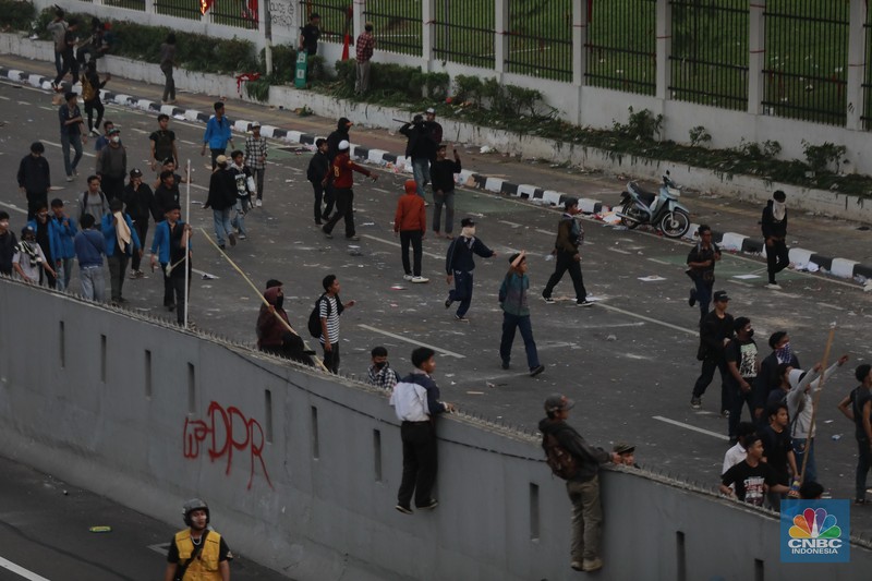 Aksi massa demo darurat Indonesia di area Gedung DPR/MPR mulai menguasai dan memasuki wilayah Jalan Tol Dalam Kota, Kamis (22/8/2024). (CNBC Indonesia/Muhammad Sabki)
