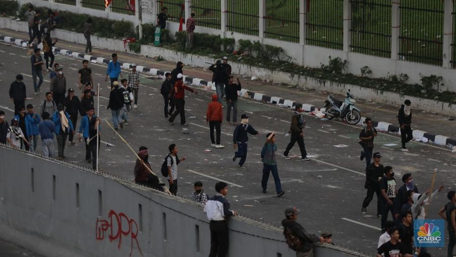 Aksi massa demo darurat Indonesia di area Gedung DPR/MPR mulai menguasai dan memasuki wilayah Jalan Tol Dalam Kota, Kamis (22/8/2024). (վ/Muhammad Sabki)