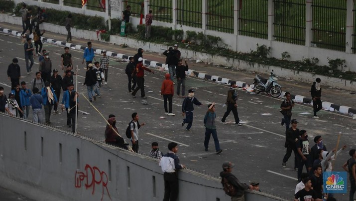 Aksi massa demo darurat Indonesia di area Gedung DPR/MPR mulai menguasai dan memasuki wilayah Jalan Tol Dalam Kota, Kamis (22/8/2024). (CNBC Indonesia/Muhammad Sabki)