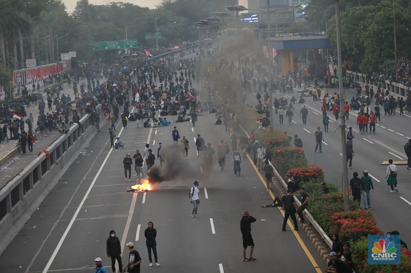 Aksi massa demo darurat Indonesia di area Gedung DPR/MPR mulai menguasai dan memasuki wilayah Jalan Tol Dalam Kota, Kamis (22/8/2024). (CNBC Indonesia/Muhammad Sabki) Aksi massa demo darurat Indonesia di area Gedung DPR/MPR mulai menguasai dan memasuki wilayah Jalan Tol Dalam Kota, Kamis (22/8/2024). (CNBC Indonesia/Muhammad Sabki)