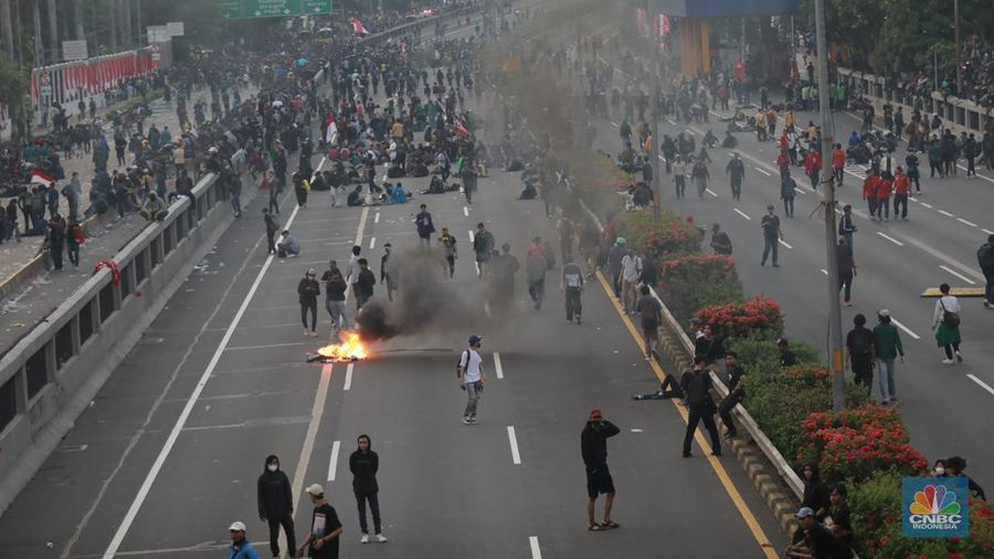 Aksi massa demo darurat Indonesia di area Gedung DPR/MPR mulai menguasai dan memasuki wilayah Jalan Tol Dalam Kota, Kamis (22/8/2024). (CNBC Indonesia/Muhammad Sabki)