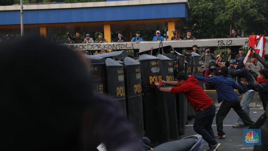 Aksi tolak RUU Pilkada di gedung DPR memanas, massa bentrok dengan aparat keamanan, Kamis (22/8/2024). (CNBC Indonesia/Muhammad Sabki)