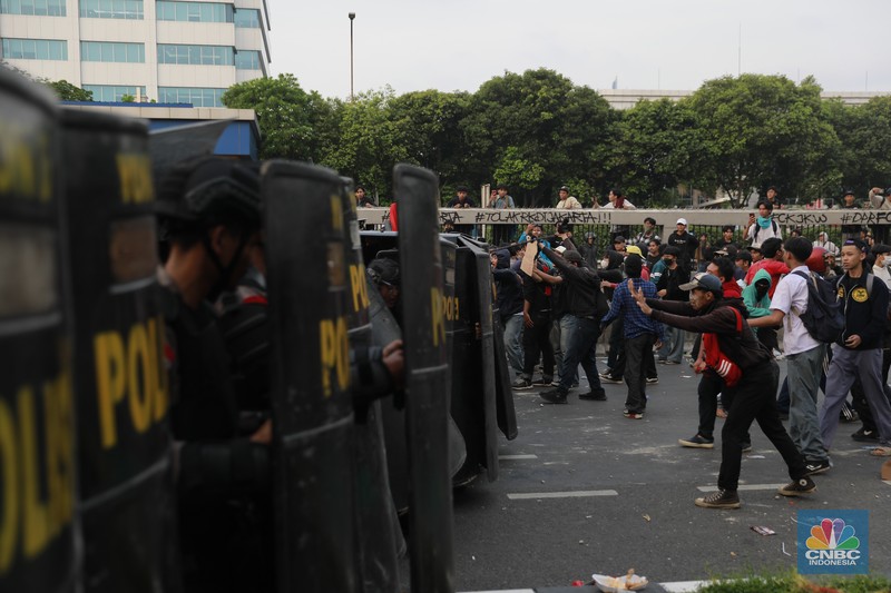 Aksi massa demo darurat Indonesia di area Gedung DPR/MPR mulai menguasai dan memasuki wilayah Jalan Tol Dalam Kota, Kamis (22/8/2024). (CNBC Indonesia/Muhammad Sabki) Aksi massa demo darurat Indonesia di area Gedung DPR/MPR mulai menguasai dan memasuki wilayah Jalan Tol Dalam Kota, Kamis (22/8/2024). (CNBC Indonesia/Muhammad Sabki)
