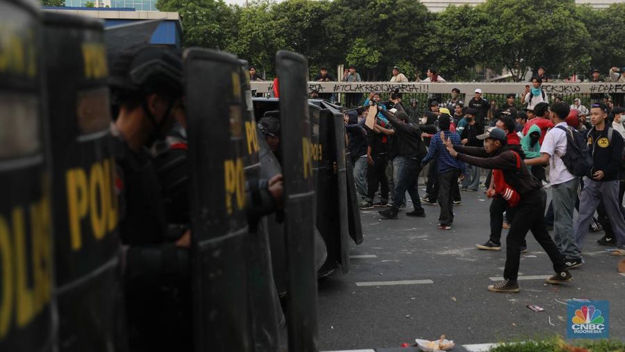 Aksi massa demo darurat Indonesia di area Gedung DPR/MPR mulai menguasai dan memasuki wilayah Jalan Tol Dalam Kota, Kamis (22/8/2024). (CNBC Indonesia/Muhammad Sabki)