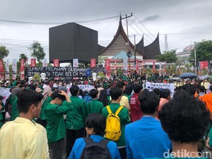 Kawal Putusan MK, Mahasiswa-Akademisi Gelar Aksi Demo di Gedung DPRD Sumbar