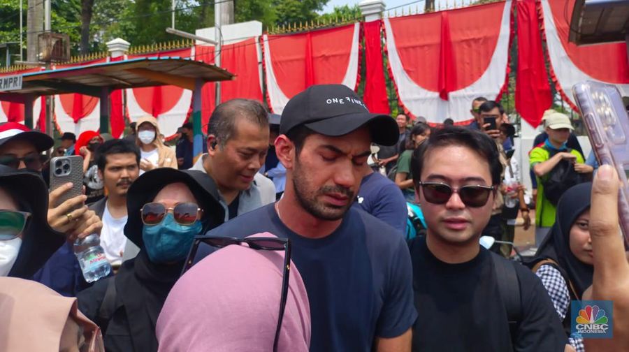 Aktor Reza Rahardian turut serta dalam demonstrasi menolak pengesahan Revisi UU Pilkada di depan Gedung DPR RI, Jakarta, hari ini, Kamis (22/8/2024). (CNBC Indonesia/Martyasari Rizky)