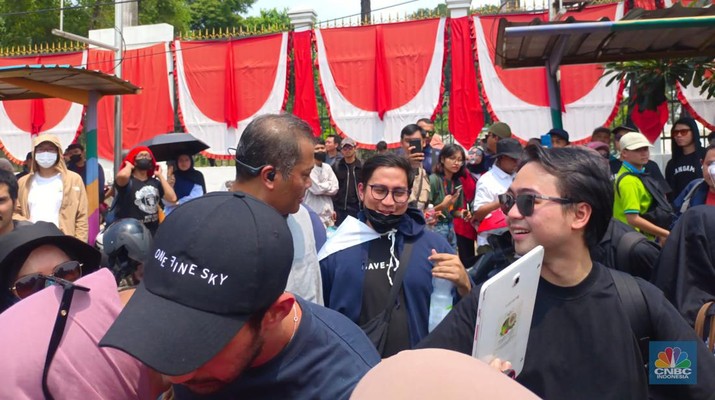 Aktor Reza Rahardian turut serta dalam demonstrasi menolak pengesahan Revisi UU Pilkada di depan Gedung DPR RI, Jakarta, hari ini, Kamis (22/8/2024). (CNBC Indonesia/Martyasari Rizky)