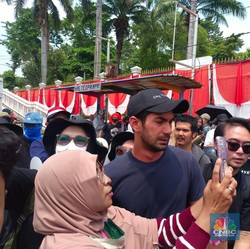 Ikut Demo, Reza Rahadian Khawatir Demokrasi RI Dipermainkan