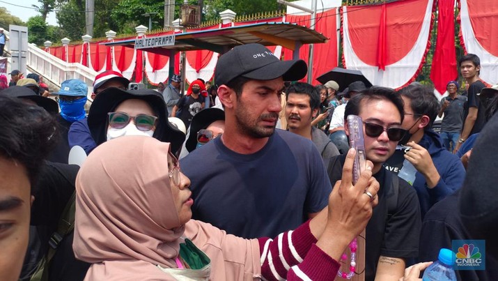 Aktor Reza Rahardian turut serta dalam demonstrasi menolak pengesahan Revisi UU Pilkada di depan Gedung DPR RI, Jakarta, hari ini, Kamis (22/8/2024). (CNBC Indonesia/Martyasari Rizky)