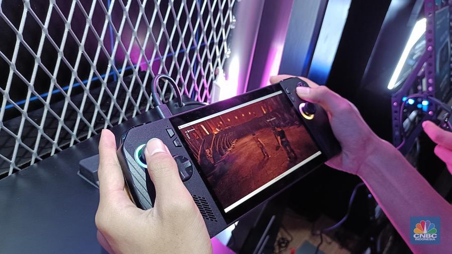 Asus resmi meluncurkan konsol ROG Ally X di Indonesia. Perusahaan menjanjikan peningkatan dari ROG Ally yang dirilis tahun lalu di Jakarta, Kamis (22/8/2024). (CNBC Indonesia/Novina Putri Bestari)