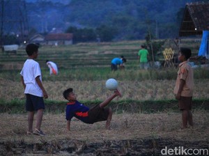 Kenangan Anak-anak Zaman Dulu: Main Bola Beralas Jerami