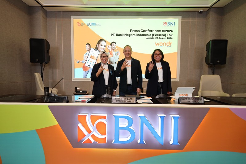 (Kiri - kanan) Direktur Retail Banking Bank Negara Indonesia (BNI), Corina Leyla Karnalies, Direktur Utama Bank Negara Indonesia (BNI), Royke Tumilaa dan Direktur Finance Bank Negara Indonesia (BNI), Novita Widya Anggraini dalam Press Conference Paparan Kinerja Semester 1 di Ballroom BNI, Jakarta, Kamis (22/8/2024). (CNBC Indonesia/Tias Budiarto)