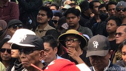 Butet Kartaredjasa di Jogja Memanggil: Demokrasi-Hukum Dirusak Kita Berontak