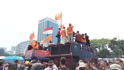 Kawal Putusan MK, Buruh Geruduk DPR