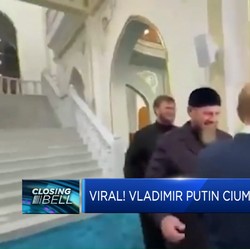 Video: Presiden Putin Cium Al-Quran Berlapis Emas