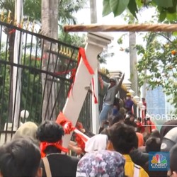 Demo Darurat Indonesia: Mahasiswa Rusak Pagar Gedung DPR RI
